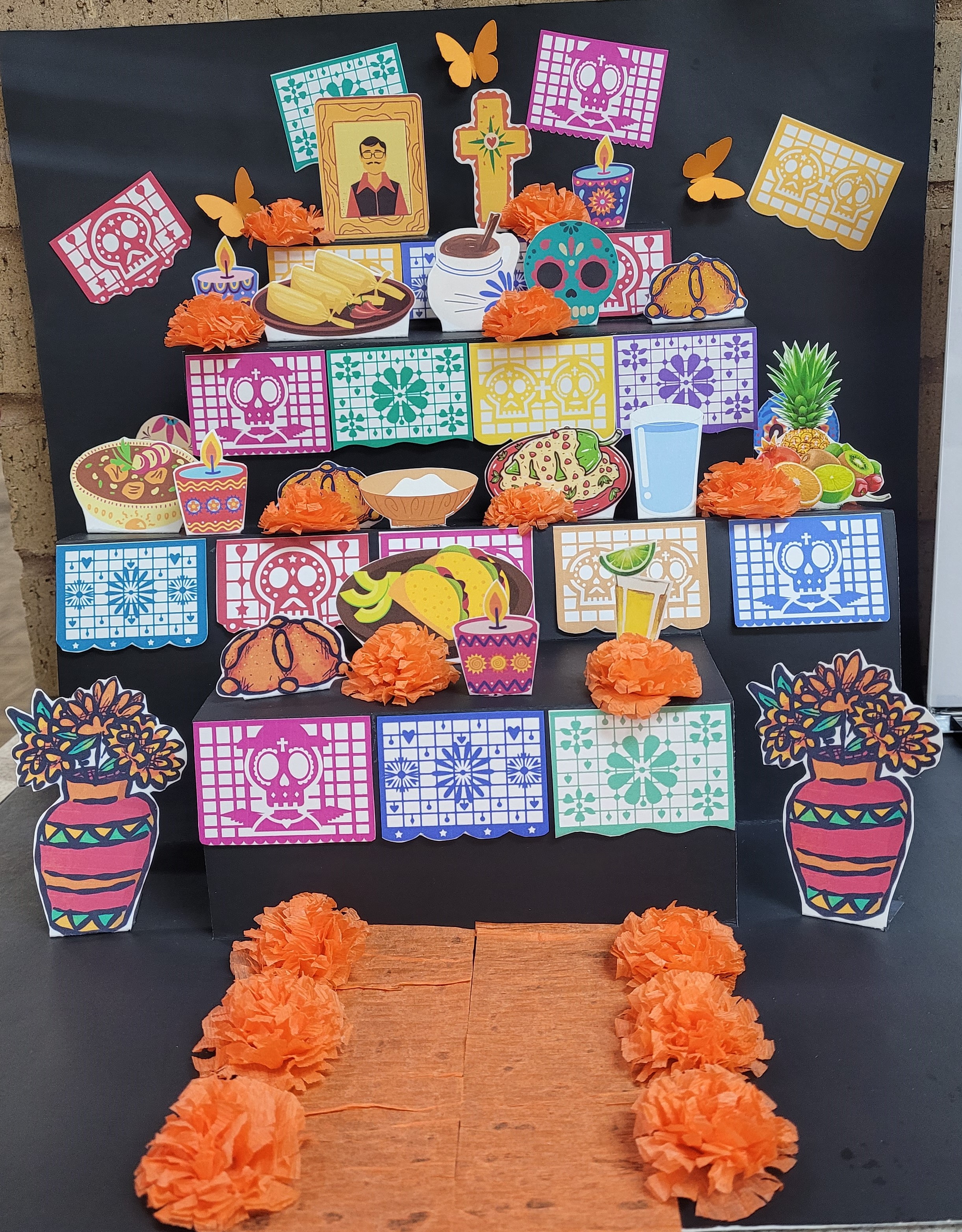 Mini altar de muertos hecho de papel